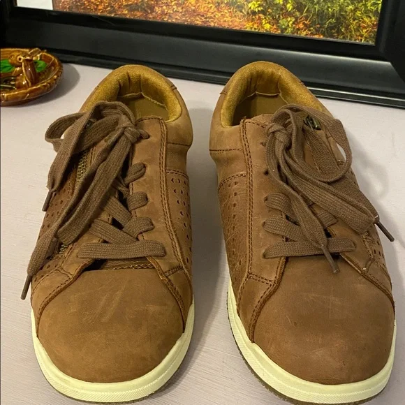 Leather Earth Brand Brown Casual Sneakers, nice condition - Picture 1 of 8
